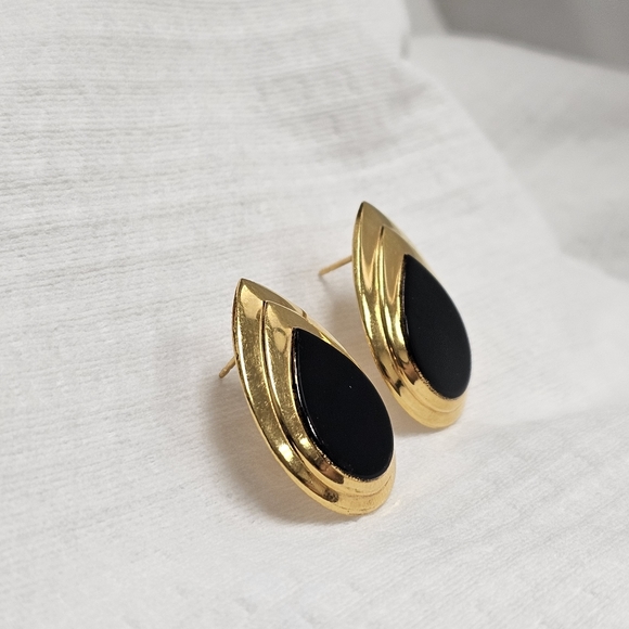 Vintage black and gold teardrop stud costume earrings - Picture 3 of 3